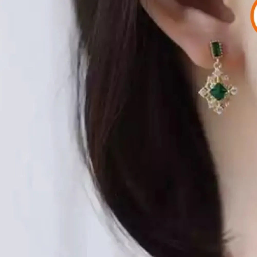 The Green Genesis Earring in gold